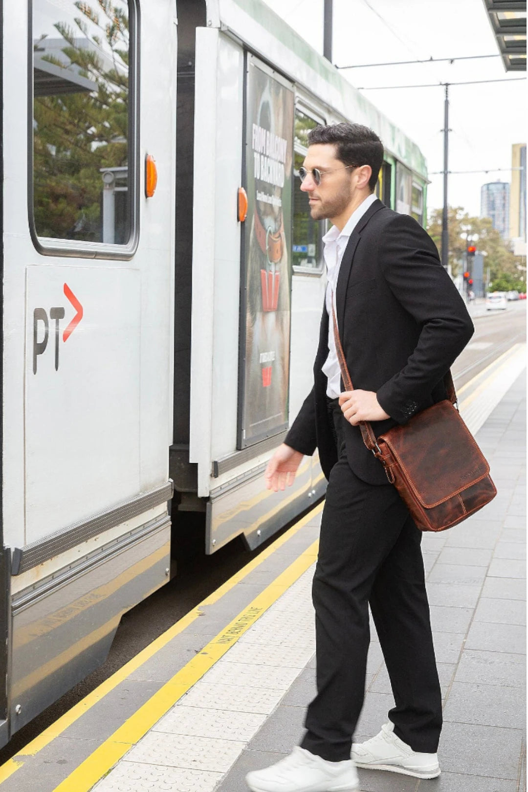 Halifax Leather Crossbody Bag – Chestnut